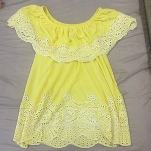 Great condition, floral patterned yellow and white off the shoulder top!